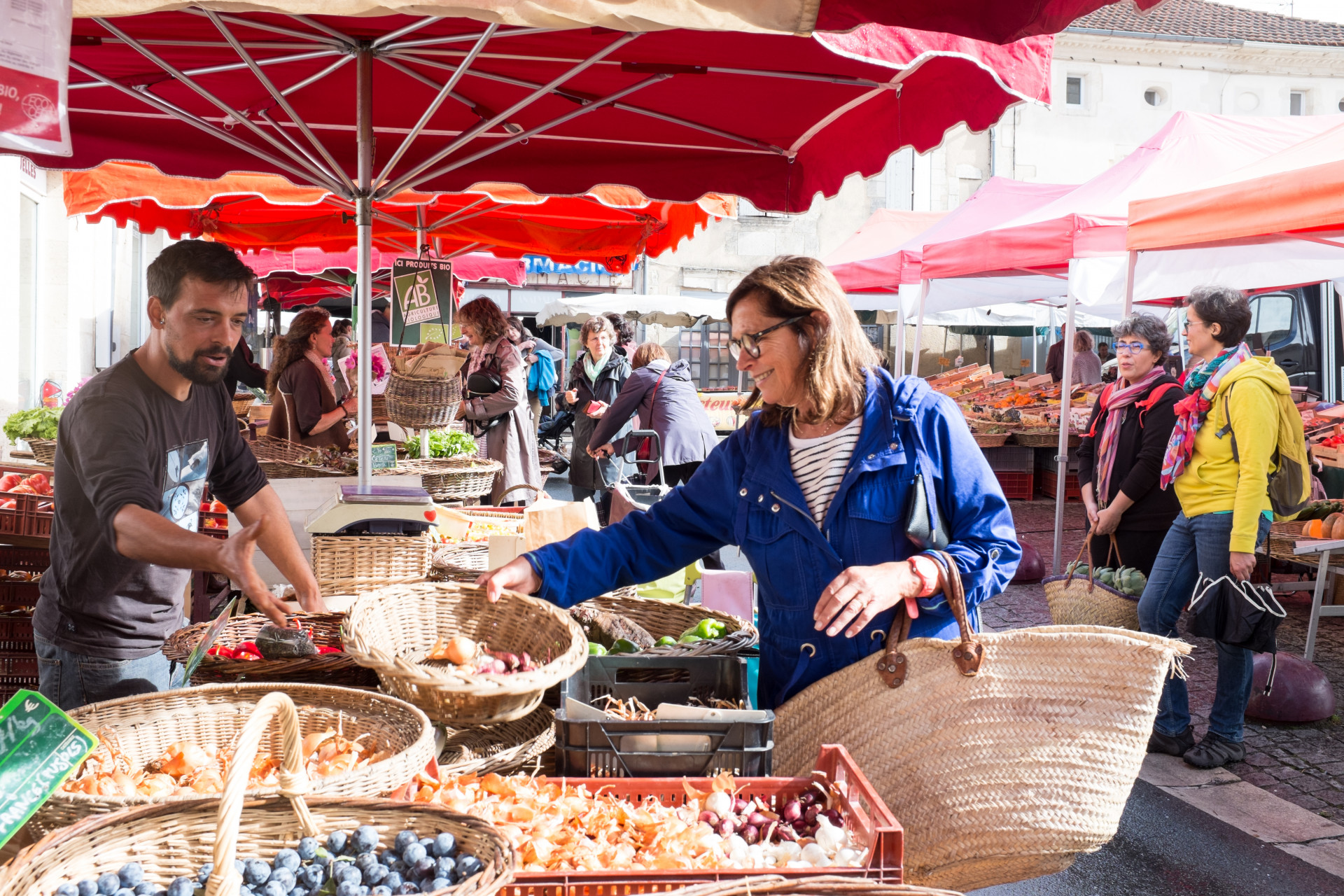 Producteur et habitante sur le marché de créon